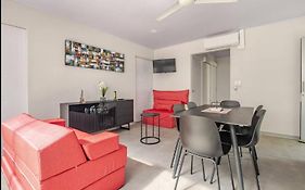 CASA MARIPOSA en Punta Leona a 500 metros de la playa FULL EQUIPADA Espacio y precio a tu medida Posibilidad de alquilar la casa entera, dos apartamentos abajo con cocina y jacuzi o 2 cuartos con baños privados en la planta alta Para 1 a 22 personas