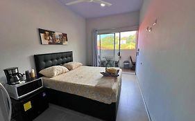 CASA MARIPOSA en Punta Leona a 500 metros de la playa FULL EQUIPADA Espacio y precio a tu medida Posibilidad de alquilar la casa entera, dos apartamentos abajo con cocina y jacuzi o 2 cuartos con baños privados en la planta alta Para 1 a 22 personas